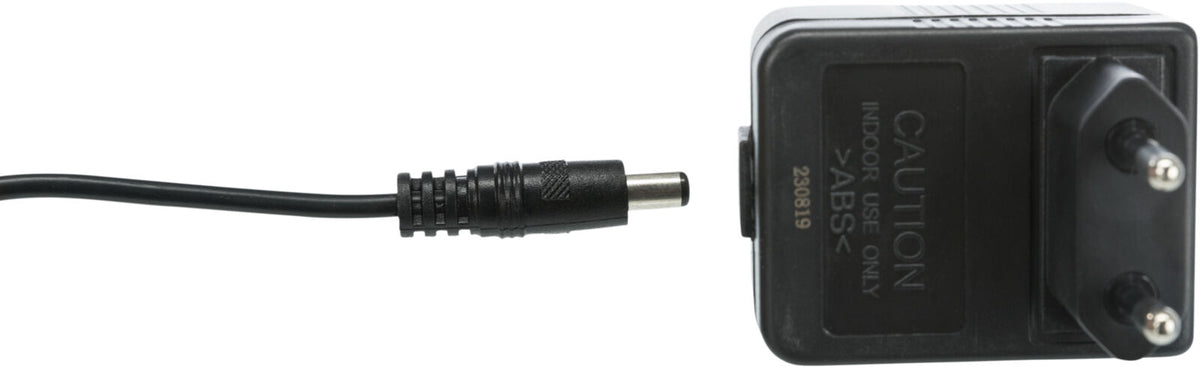 Schwarzes Netzteil mit Stecker und Kabel, Beschriftung "CAUTION INDOOR USE ONLY" und Zahlenfolge 230819.