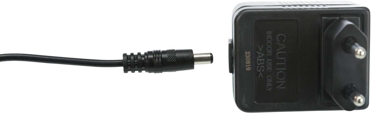 Schwarzes Netzteil mit Stecker und Kabel, Beschriftung "CAUTION INDOOR USE ONLY" und Zahlenfolge 230819.