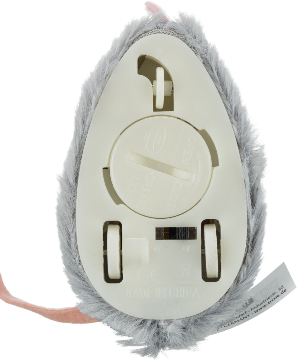 Spielzeug mit grau-schwarzem Kunstfell, sichtbarem Batteriefach und Schalter, auf der Unterseite "Made in China".