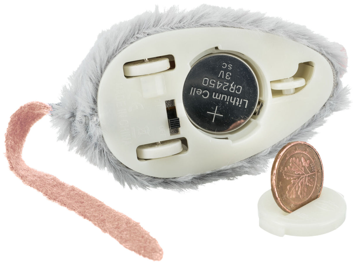 Graues, pelziges Spielzeug in Mausform mit Batterie im Inneren und rosafarbenem Schwanz, daneben ist eine Münze zur Größendarstellung.