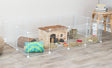 Weißer Laufstall mit Holzhütte, Heu, Wasserflasche, Spielsachen und einem Tier auf Holzfußboden.