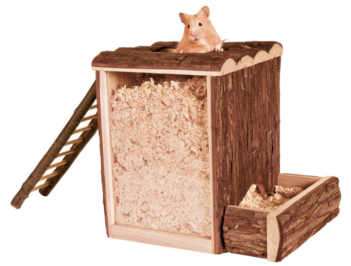 Holzhaus für Kleintiere mit Rinde, Leiter und Spänefüllung, kleines Tier schaut aus Öffnung oben heraus.