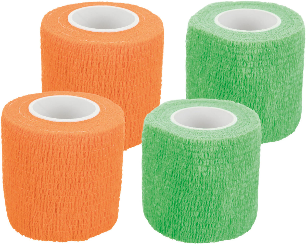 Vier Rollen elastische Bandage in Orange und Grün mit weißem Innenkern auf weißem Hintergrund.
