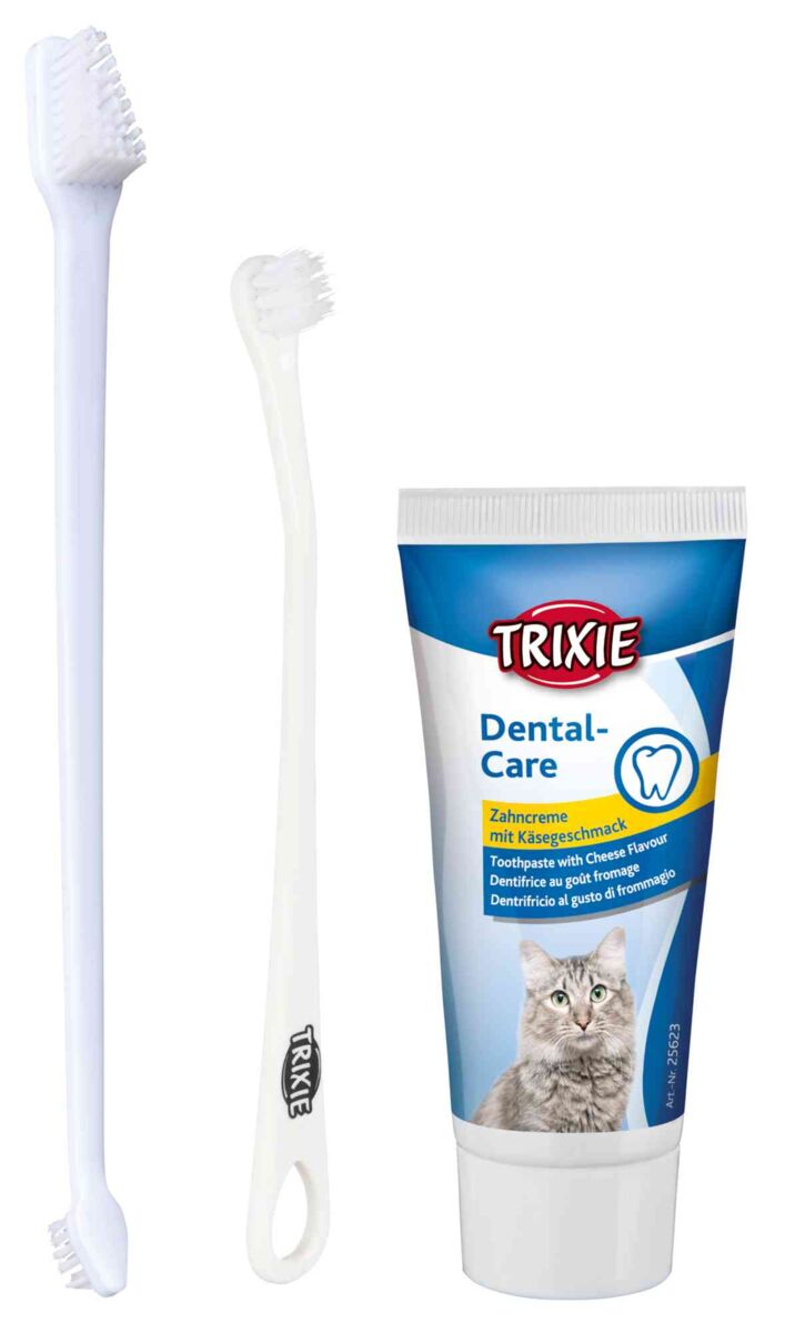 Zwei weiße Zahnbürsten und eine Zahnpasta-Tube für Haustiere mit Käsegeschmack von Trixie.