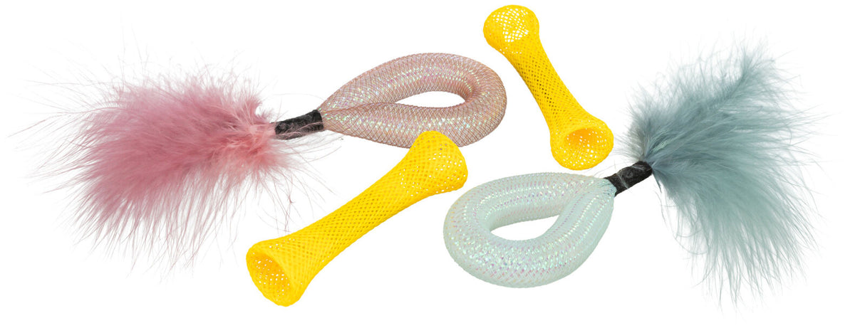 Drei Katzenspielzeuge mit bunten Schleifen, zwei mit flauschigen Anhängern, eines in Gelb, liegend auf weißem Hintergrund.