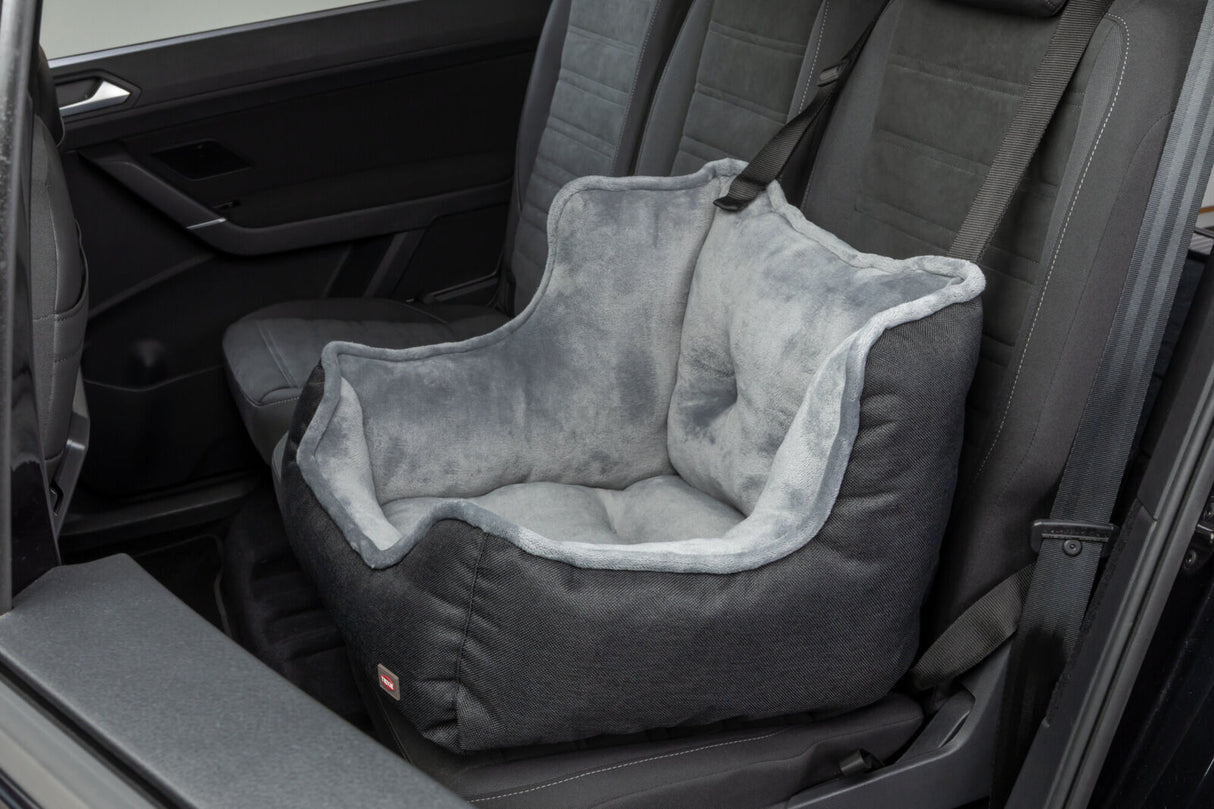 Gepolstertes Hunde-Autositzbett in Grau auf dem Rücksitz eines Autos.