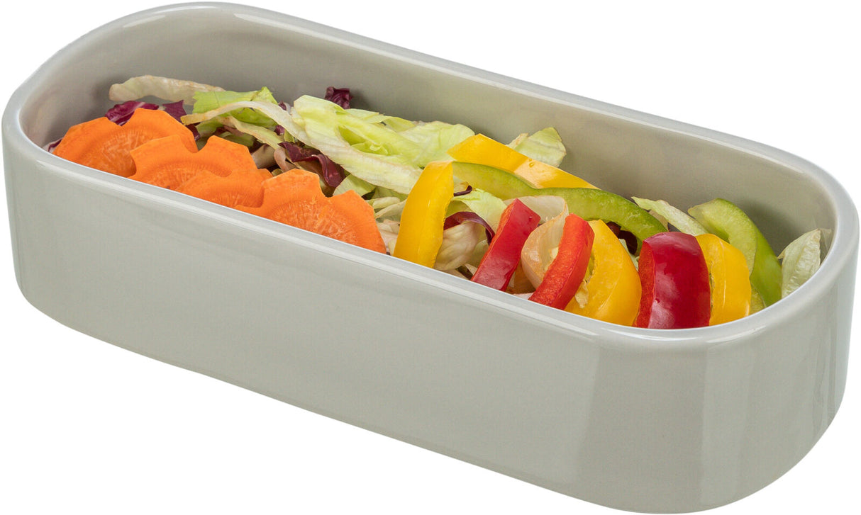 Graue, ovale Schale aus Keramik, gefüllt mit gemischtem Salat, darunter Karotten und Paprika in verschiedenen Farben.