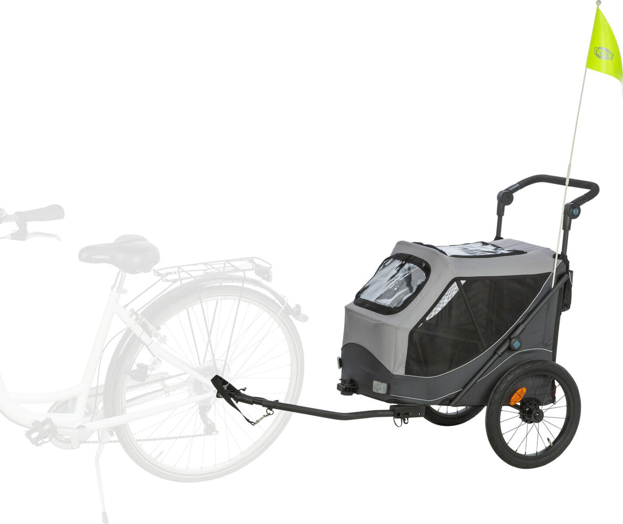 Ein grauer Fahrradanhänger mit schwarzem Netzstoff und gelber Fahne ist an einem weißen Fahrrad angebracht.
