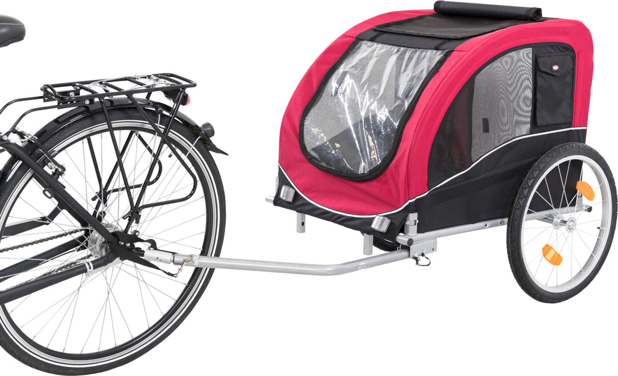 Rot-schwarzer Fahrradanhänger mit Klarsichtfenster und Befestigungsstange, montiert an einem schwarzen Fahrrad.