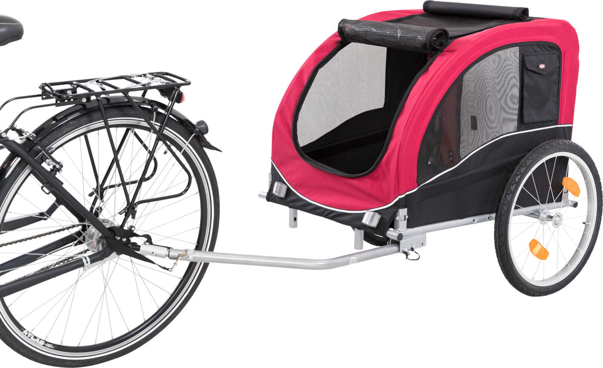 Fahrradanhänger in Rot und Schwarz mit zwei Rädern und Netzfenster, an Fahrrad montiert.