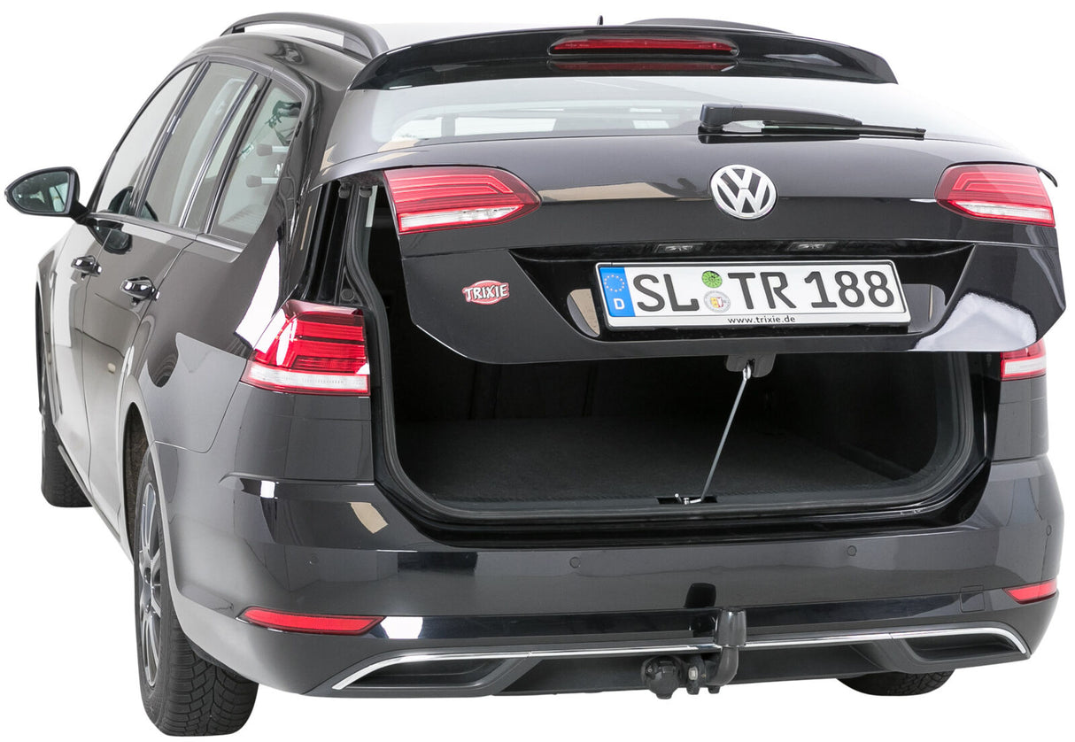 Ein schwarzer Kombi mit geöffnetem Kofferraum, das Kennzeichen zeigt "SL TR 188", ein Trixie-Aufkleber ist sichtbar.