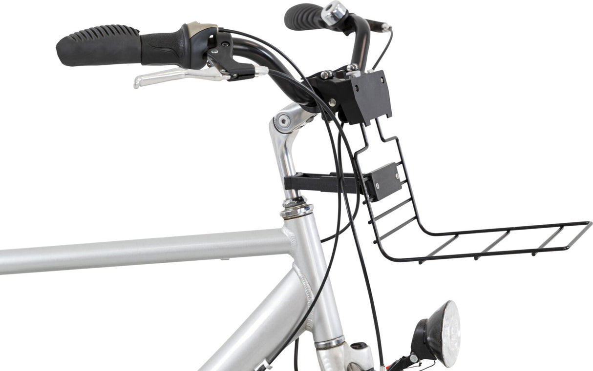 Silbernes Fahrrad mit schwarzem Lenker, Handbremse, schwarzem Gepäckträger vorn und montierter Lampe unten.