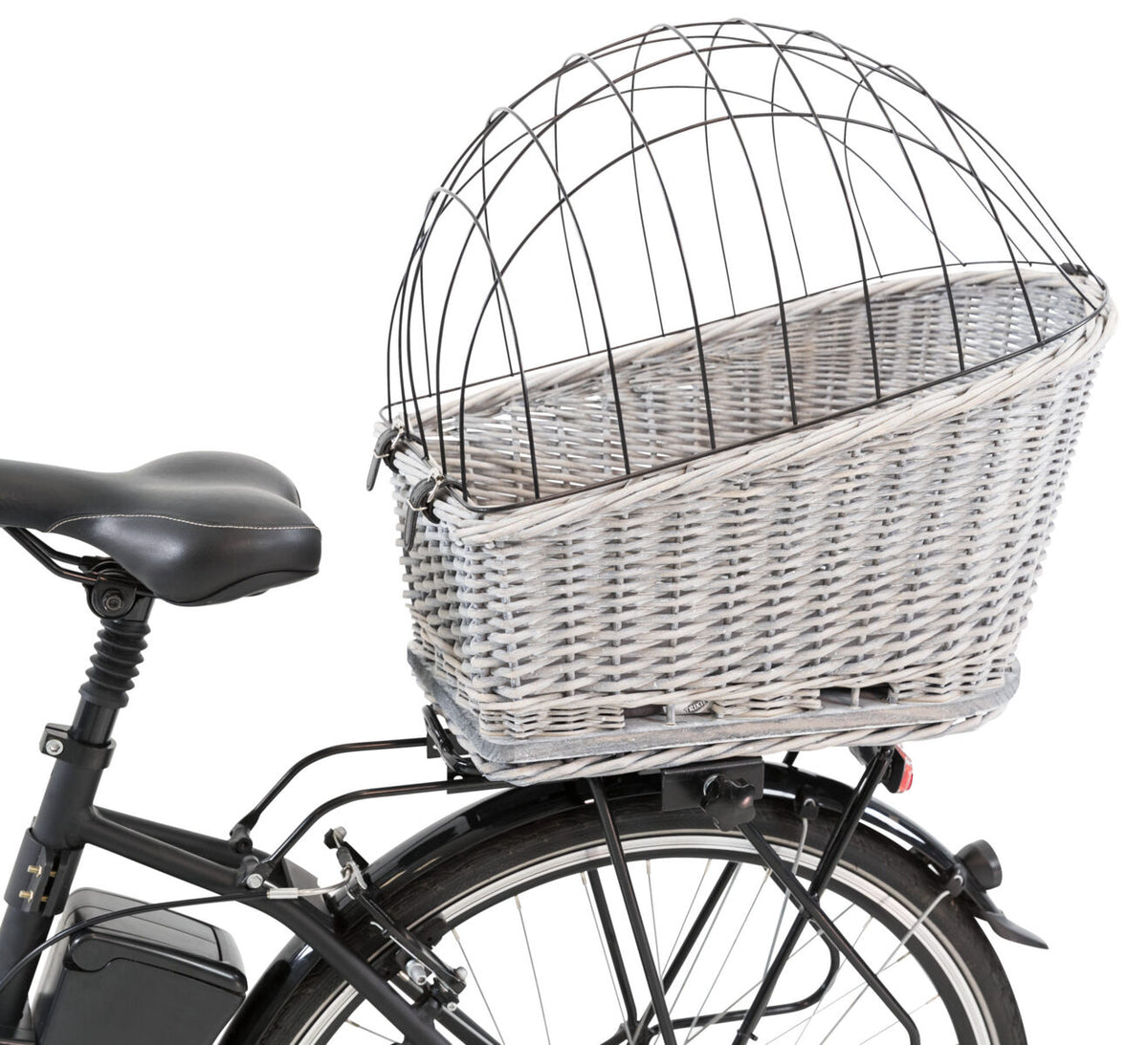 Fahrrad mit einem grauen Weidenkorb und einem schwarzen Gitter auf dem Gepäckträger.