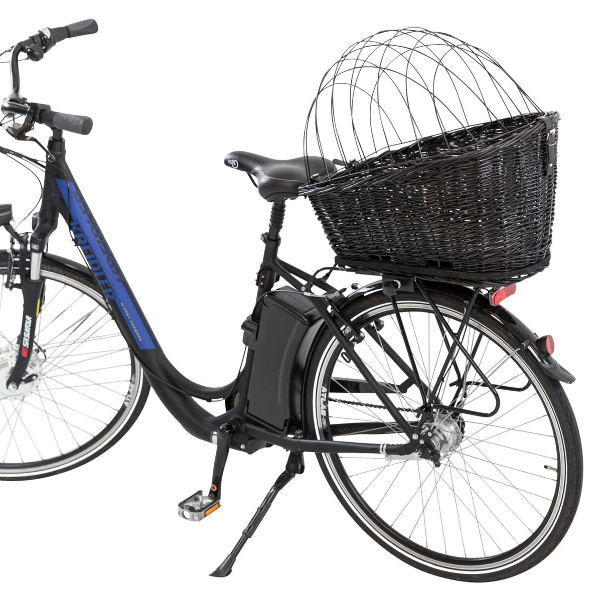 Schwarzes Fahrrad mit großem, dunklem Korb auf dem Gepäckträger und gebogenem Metallgitter oben, Seitenansicht.