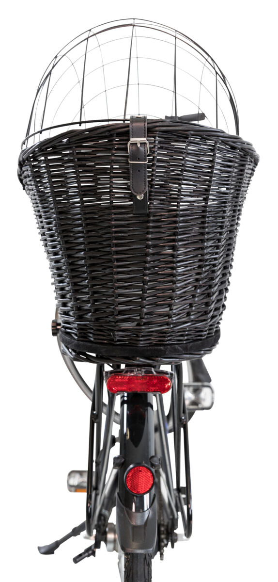 Schwarzer Fahrradkorb aus Rattan mit einem Metallgitteraufsatz, montiert auf einem Fahrradgepäckträger.