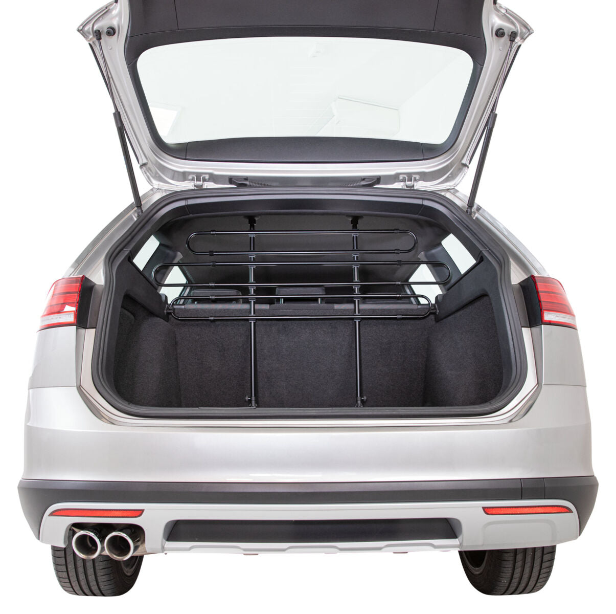 Der geöffnete Kofferraum eines silbernen Autos zeigt eine schwarze Schutzgitter-Abtrennung.