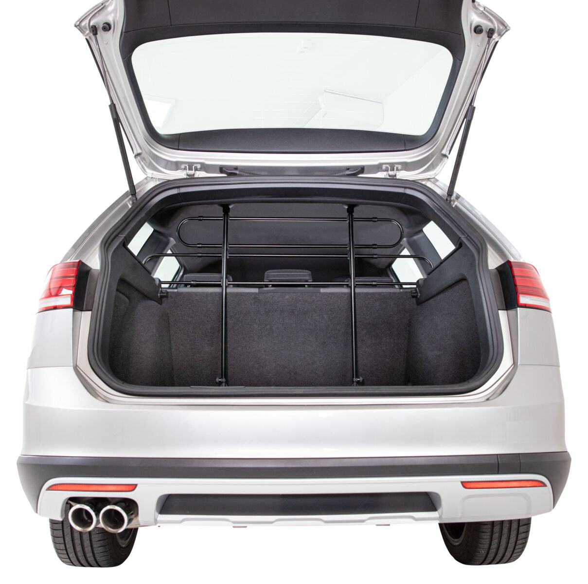 Geöffnete Heckklappe eines silbernen Autos mit sichtbarem Kofferraumgitter und leerem Laderaum.