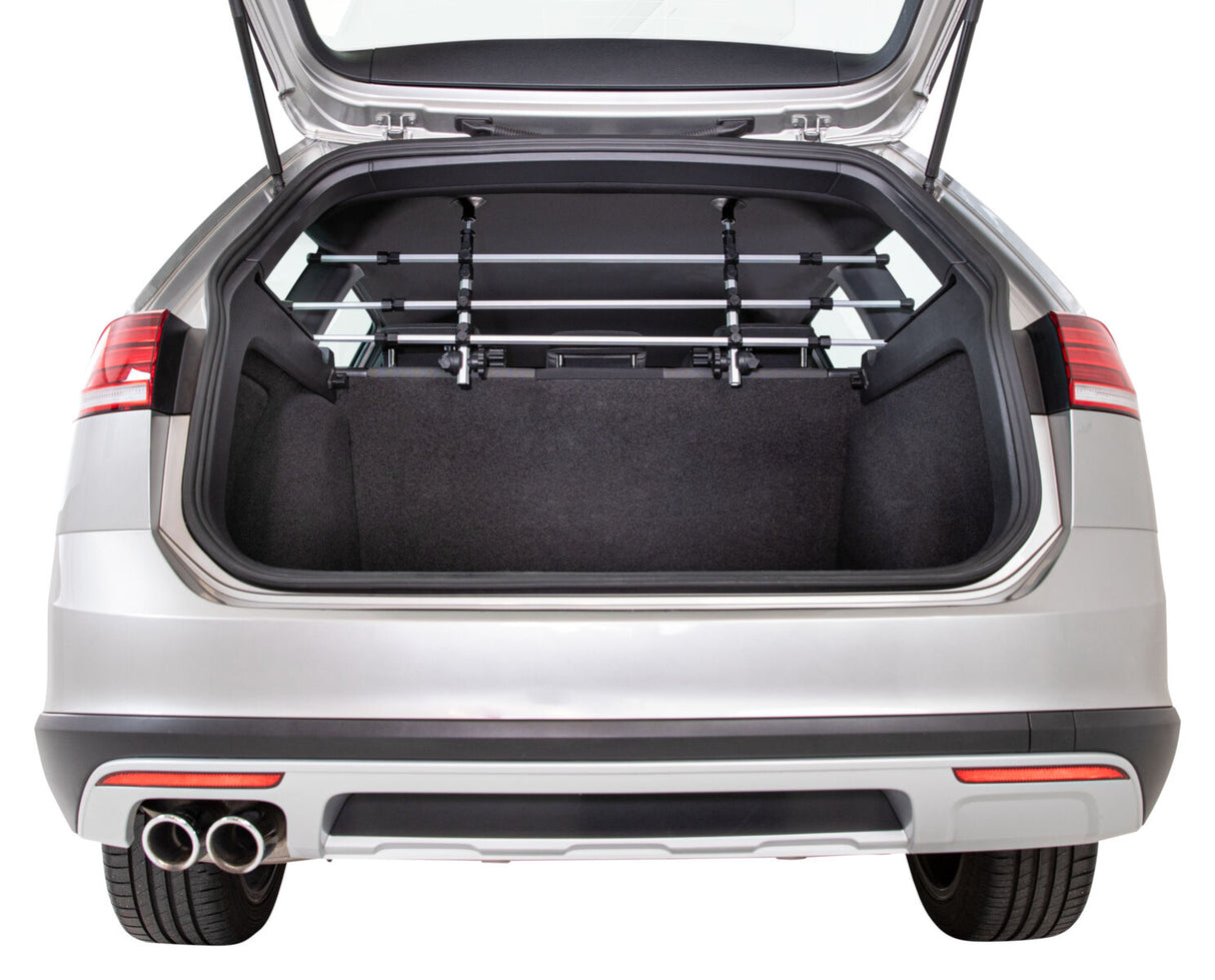 Ein silbernes Auto mit geöffnetem Kofferraum und einer schwarzen Trennvorrichtung im Inneren.