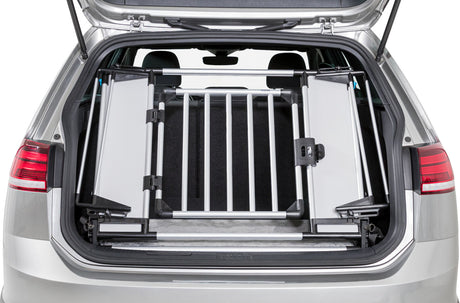 Geöffneter Kofferraum eines Autos mit silbernem Gitter, sicher befestigt und horizontal ausgerichtet.