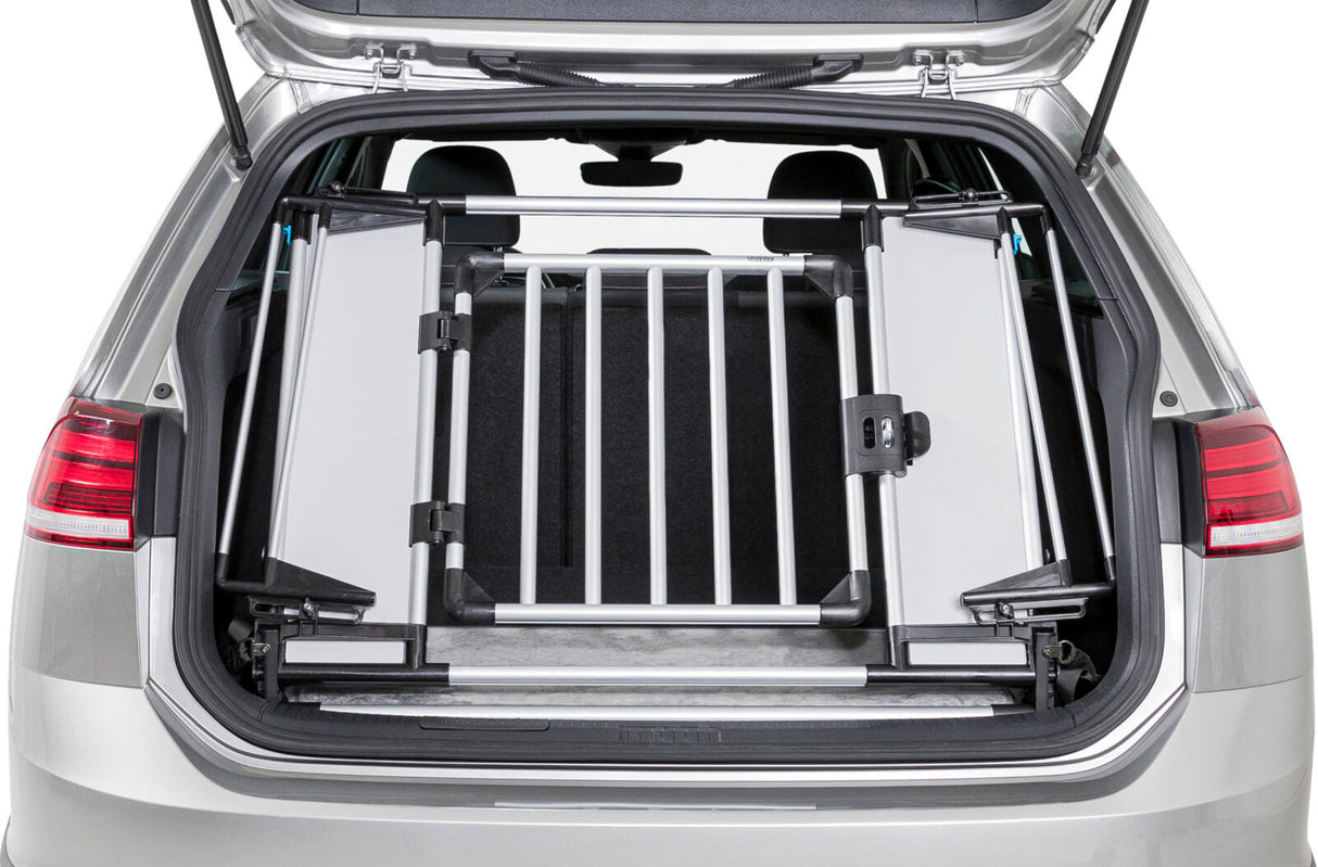 Geöffneter Kofferraum eines Autos mit silbernem Gitter, sicher befestigt und horizontal ausgerichtet.