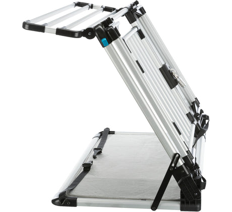 Zusammenklappbare silberne Aluminium-Rampe mit schwarzen und blauen Akzenten, gestützt auf einer grauen Matte.