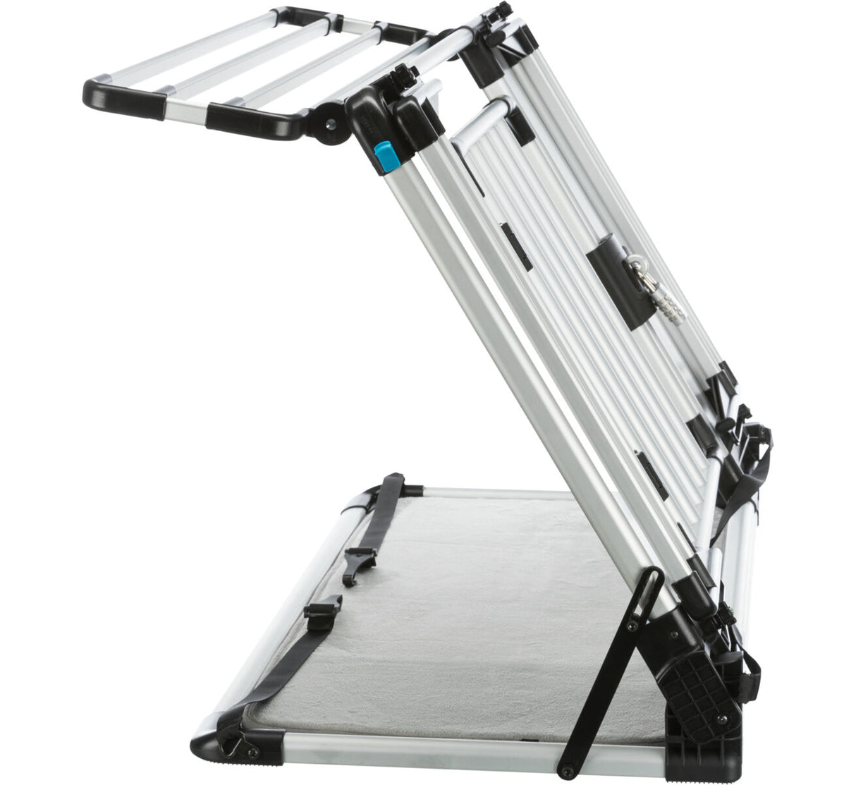 Zusammenklappbare silberne Aluminium-Rampe mit schwarzen und blauen Akzenten, gestützt auf einer grauen Matte.