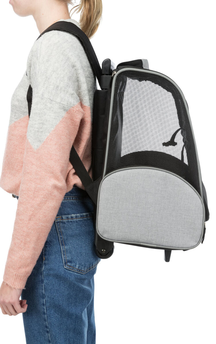 Person trägt einen grauen Rucksack mit Netzfenster auf dem Rücken, in Jeans und Pullover mit rosa und grauen Farben.