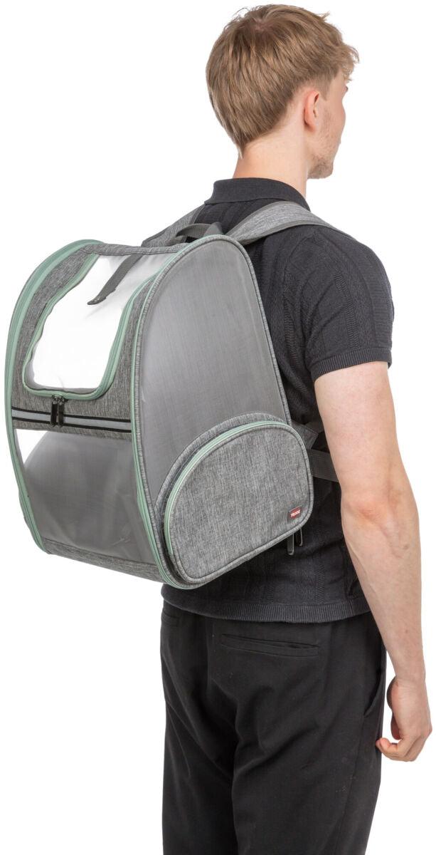 Ein Mann trägt einen grauen Rucksack mit durchsichtigem Fenster und seitlicher Reißverschlusstasche.