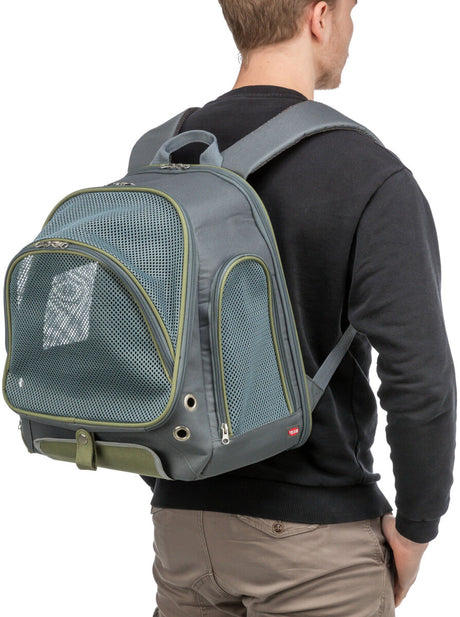 Eine Person trägt einen grauen Rucksack mit Mesh-Einsätzen und grünen Rändern auf dem Rücken.