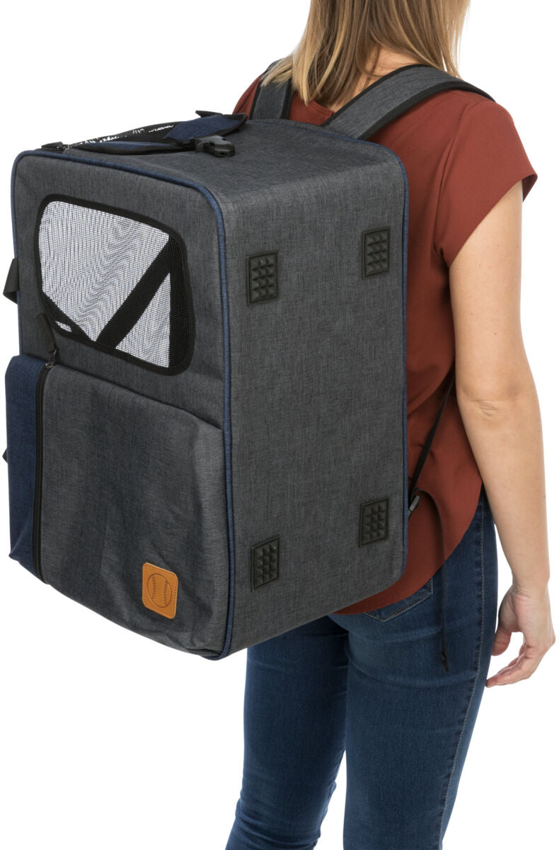 Person trägt grauen Transport-Rucksack mit Netzfenster und Reißverschlusstaschen auf rotem Oberteil.