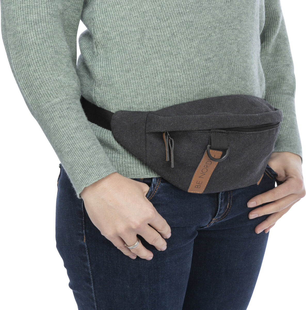Person trägt eine schwarze Gürteltasche mit Reißverschlüssen und einem Lederriemen mit der Aufschrift "BE NORDIC".