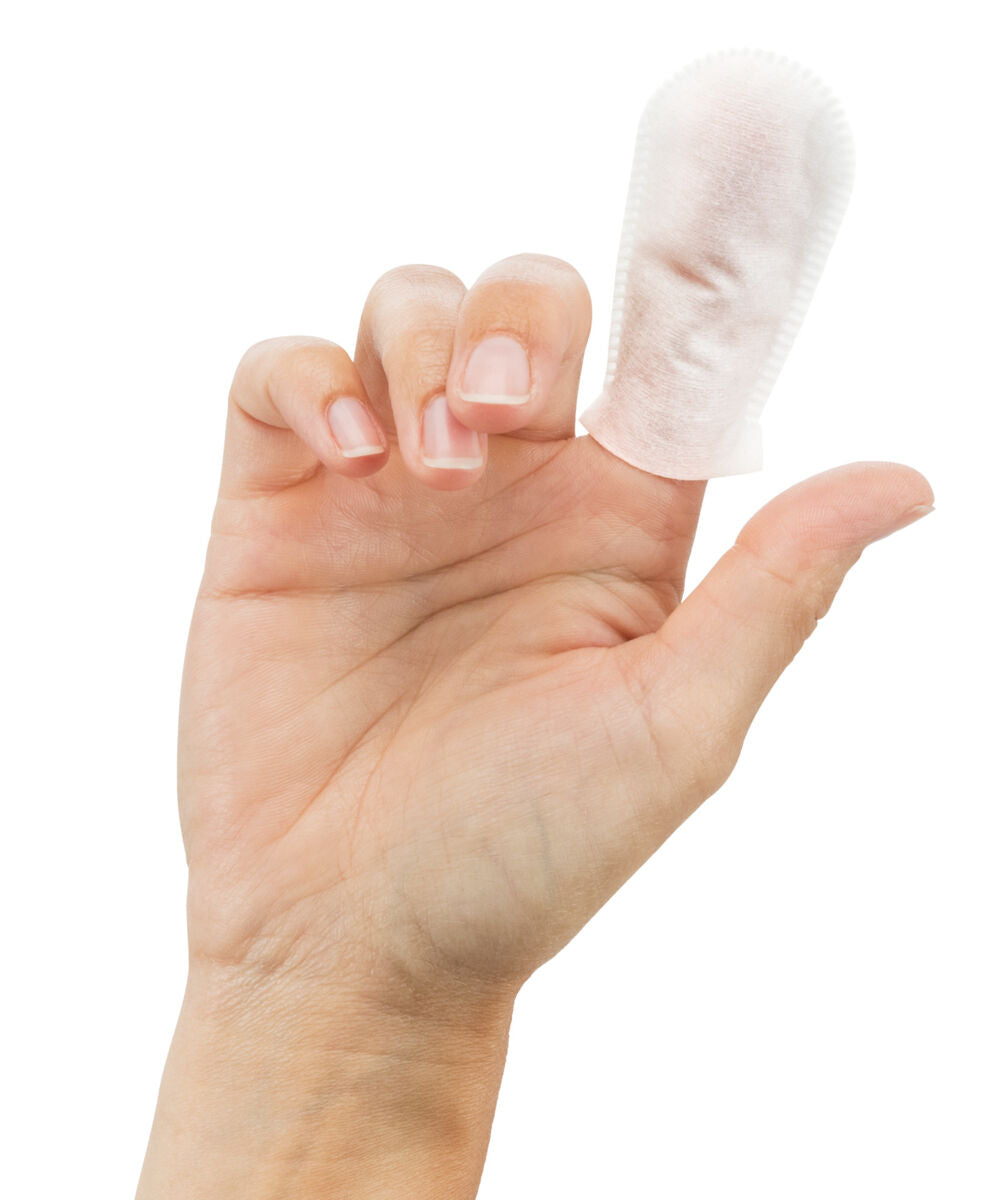 Eine Hand hält ein weißes, fingerförmiges Tuch oder Pad zwischen Daumen und Zeigefinger vor weißem Hintergrund.