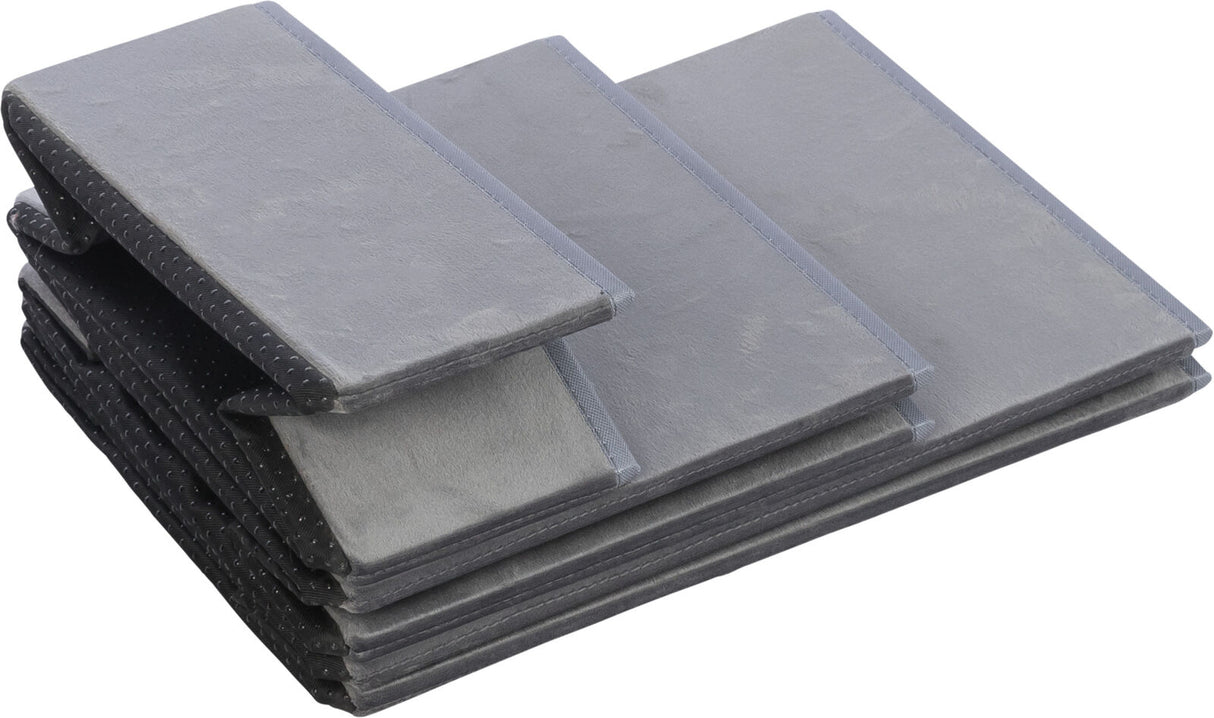 Grau gefaltete Matten mit mehreren Schichten gestapelt, mit dunklen rutschfesten Punkten auf der Unterseite.