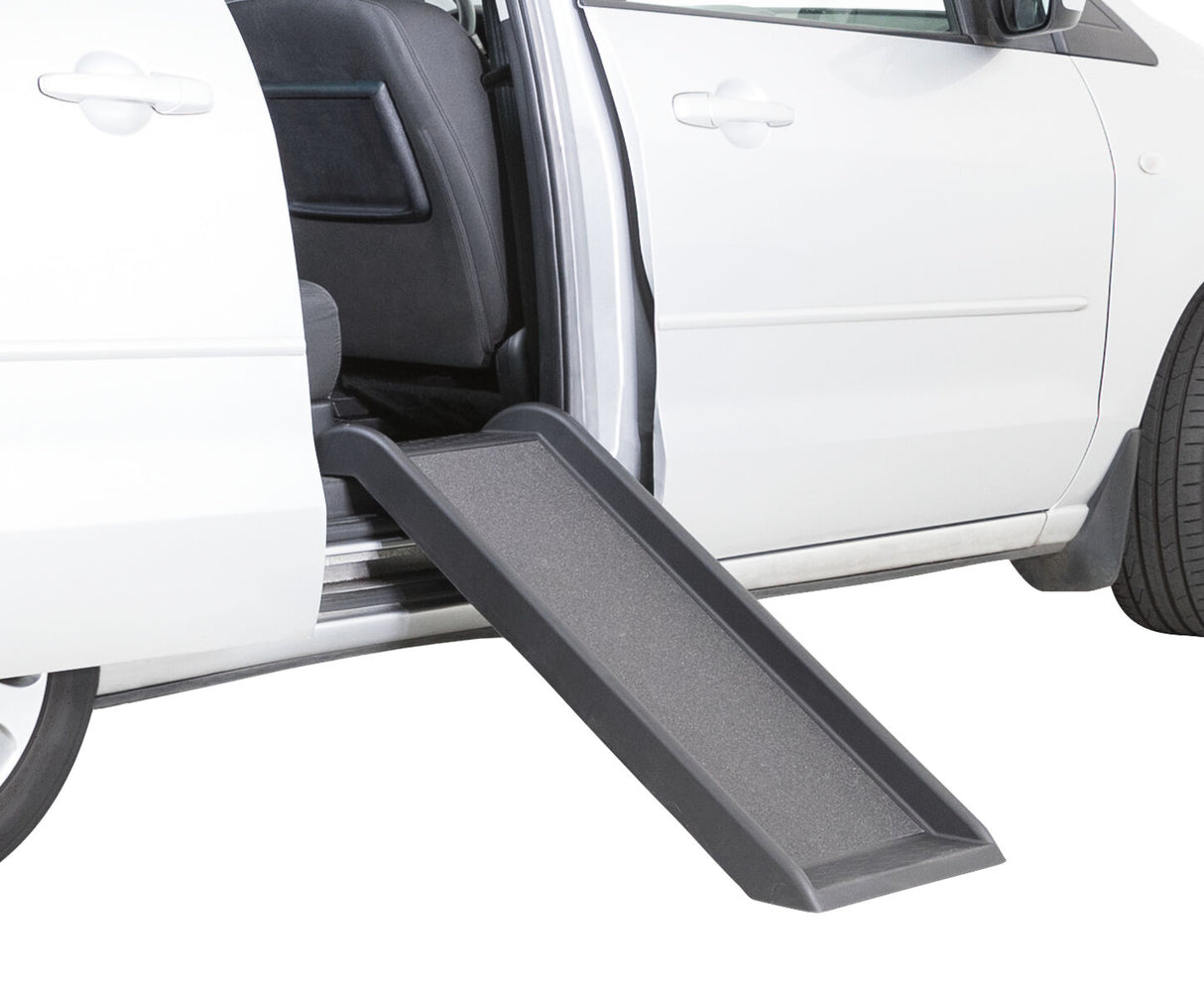 Eine schwarze Rampe ist an einer offenen Autotür eines weißen Fahrzeugs angebracht.