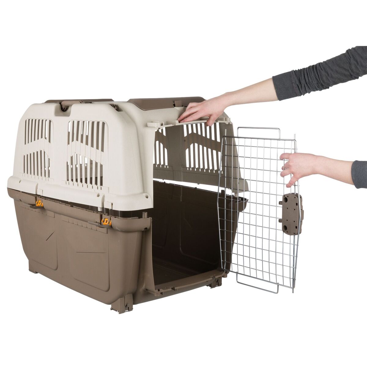 Transportbox mit abnehmbarer Gittertür, beige und braun, von einer Person geöffnet.