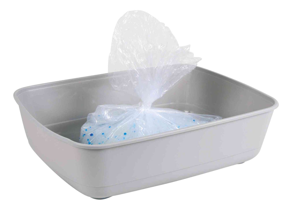 Graue, rechteckige Katzentoilette mit transparentem Beutel gefüllt mit blauen und weißen Pellets.