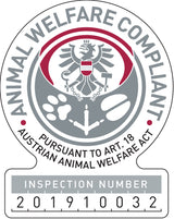 Siegel in Grau und Rot mit einem Wappen in der Mitte, Aufschrift: "Animal Welfare Compliant" und Inspektionsnummer.