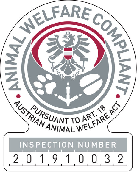 Siegel in Grau und Rot mit einem Wappen in der Mitte, Aufschrift: "Animal Welfare Compliant" und Inspektionsnummer.