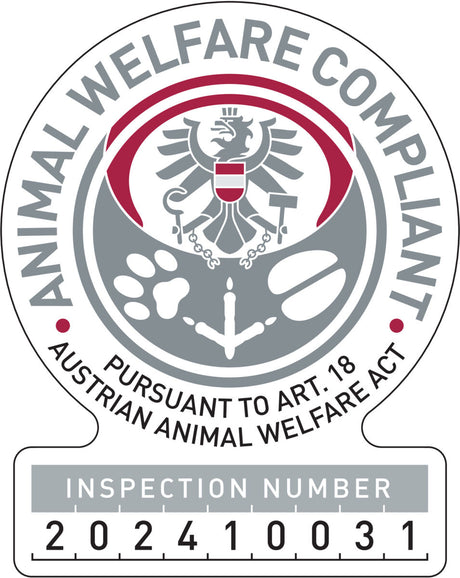 Rundes Logo mit Adler und Tierpfoten, Text "ANIMAL WELFARE COMPLIANT", Inspektionsnummer 202410031.