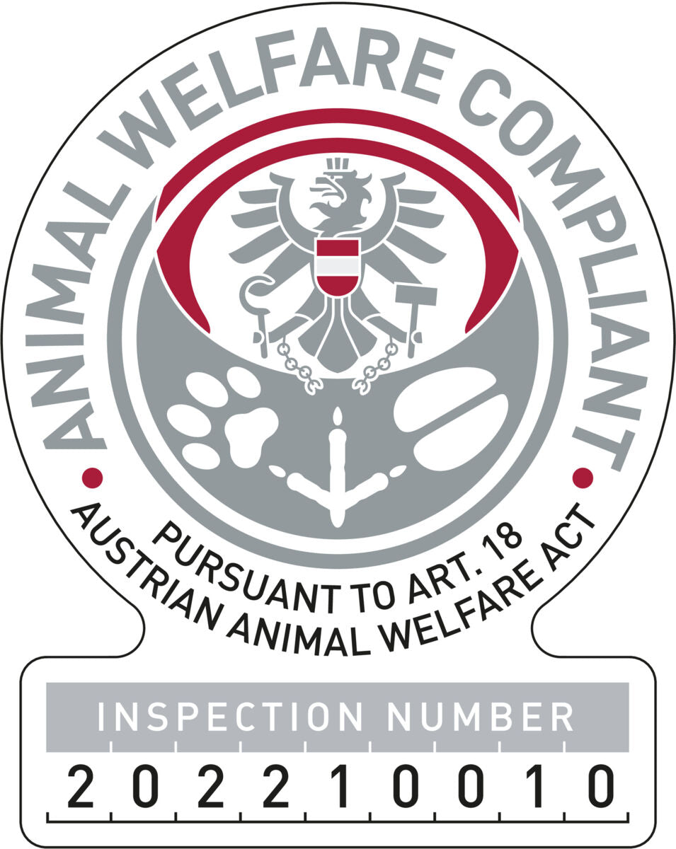 Siegel für Tierschutzkonformität mit Adler und Text "Animal Welfare Compliant" sowie Prüfnummer "202210010".