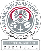 Ein kreisförmiges Logo mit grauem und rotem Adler, Text "Animal Welfare Compliant", "Pursuant to Art. 18 Austrian Animal Welfare Act", und Inspektionsnummer 202410043.