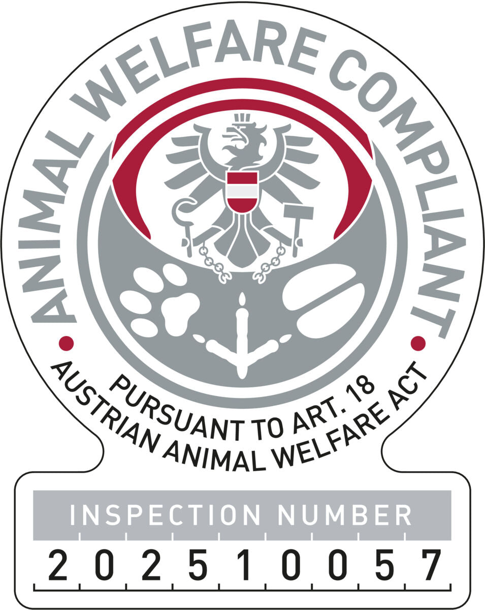 Ein rundes Siegel mit Adleremblem, Pfotenabdruck, Text "ANIMAL WELFARE COMPLIANT" und Inspektionsnummer.
