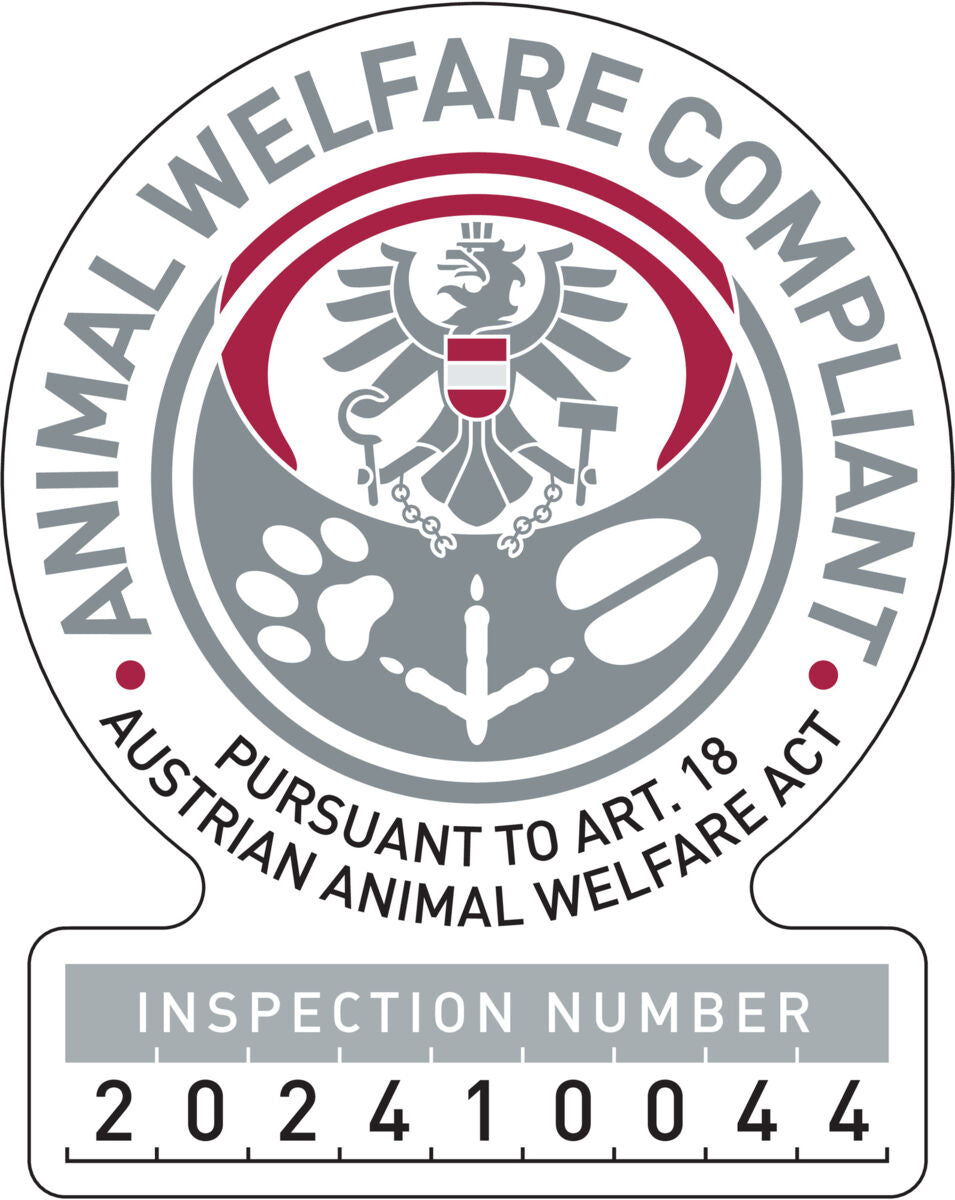 Tierwohl-Kennzeichen mit Adler in Grau und Rot, Text "Animal Welfare Compliant" sowie "Inspection Number 202410044".