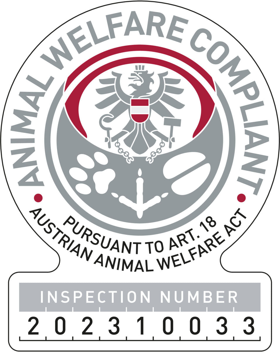Siegel mit Adler, roten und grauen Kreisen und Text: "Animal Welfare Compliant, Pursuant to Art. 18 Austrian Animal Welfare Act" sowie "Inspection Number 202310033".