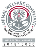 Grau-rote Abzeichen mit Adler, Pfotenabdruck und Text "Animal Welfare Compliant" sowie Prüfnummer 201810020.