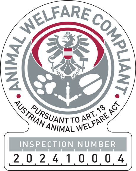 Tierwohlsiegel mit Adler und Pfotenabdrücken, Text: "ANIMAL WELFARE COMPLIANT", "AUSTRIAN ANIMAL WELFARE ACT", Nummer: 202410004.