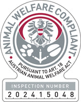 Tierwohl-konformes Siegel mit Adler und Tatzen, Text: "Pursuant to Art. 18 Austrian Animal Welfare Act", Inspektionsnummer 202415048.