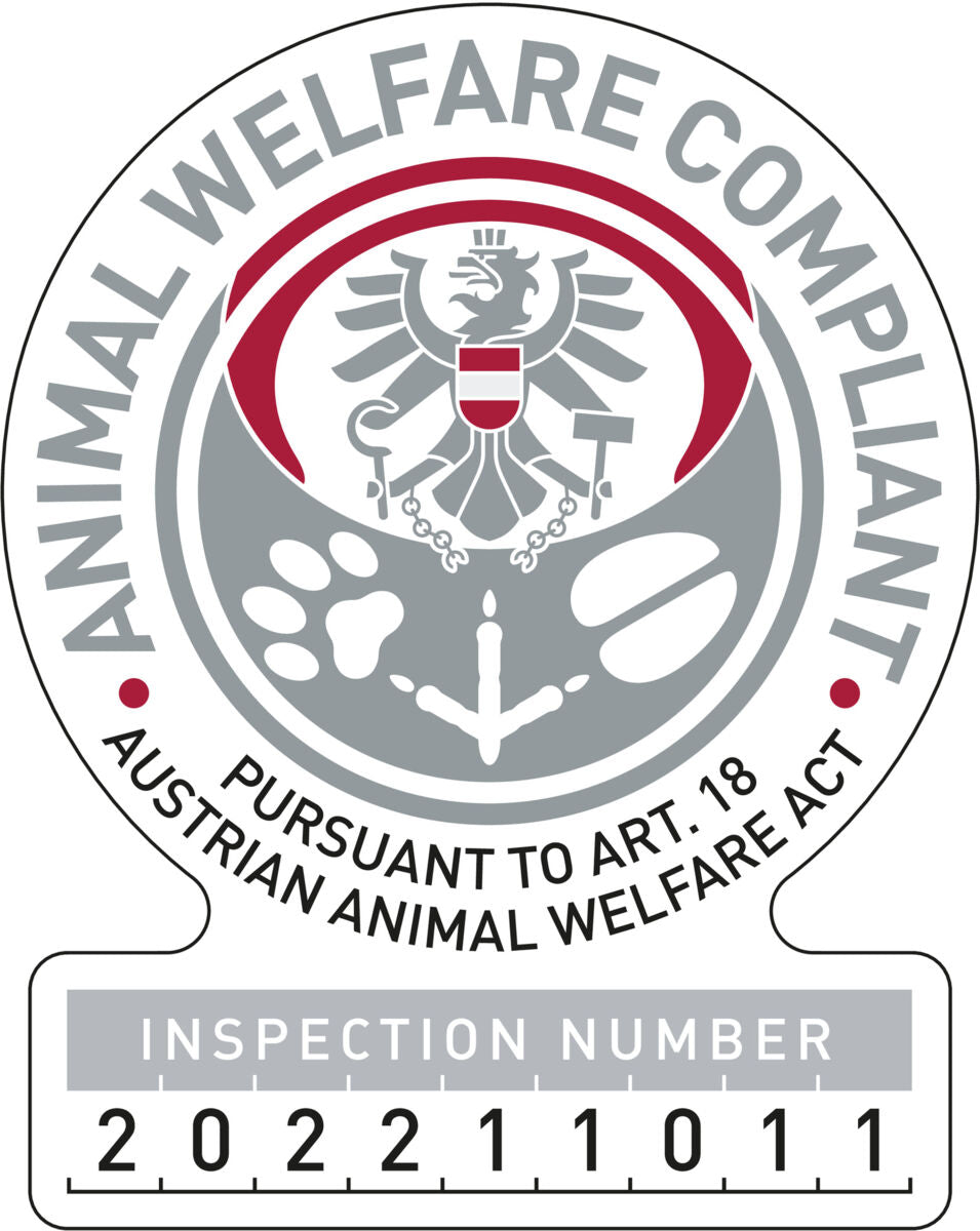 Siegel mit einem Adler, Pfotenabdrücken und der Aufschrift "Animal Welfare Compliant Pursuant to Art. 18 Austrian Animal Welfare Act" sowie Inspektionsnummer 202211011.