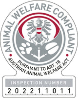Siegel mit einem Adler, Pfotenabdrücken und der Aufschrift "Animal Welfare Compliant Pursuant to Art. 18 Austrian Animal Welfare Act" sowie Inspektionsnummer 202211011.