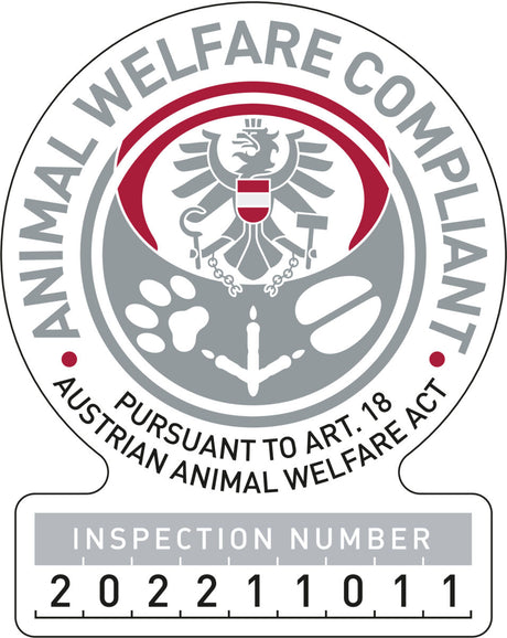 Siegel mit einem Adler, Pfotenabdrücken und der Aufschrift "Animal Welfare Compliant Pursuant to Art. 18 Austrian Animal Welfare Act" sowie Inspektionsnummer 202211011.